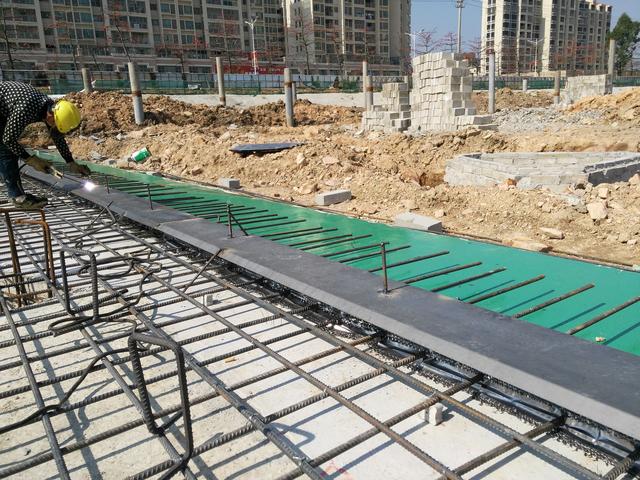 現(xiàn)場拍攝建筑工地止水鋼板